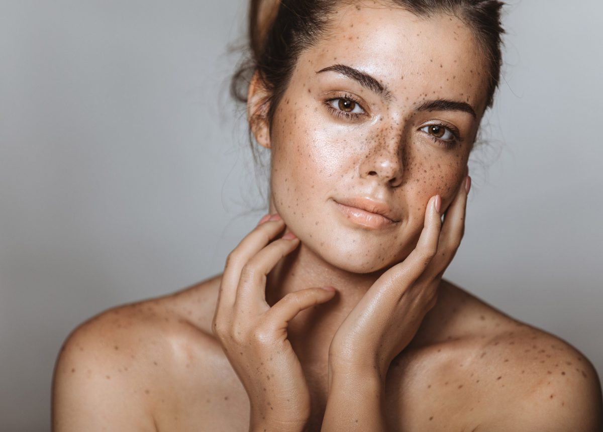 Frau mit schöner Haut nach einer dermatologischen Behandlung in Zürich